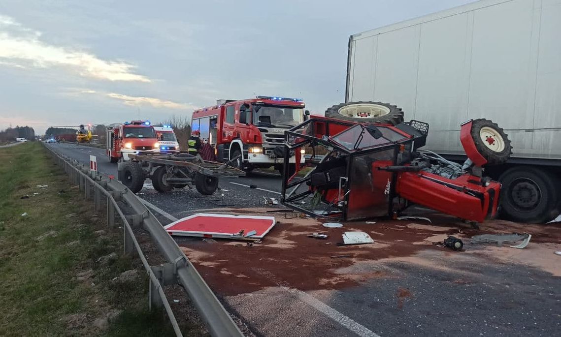Zderzenie pojazdów było tak silne, że traktor rozpadł się na dwie części, a auto osobowe wpadło do rowu