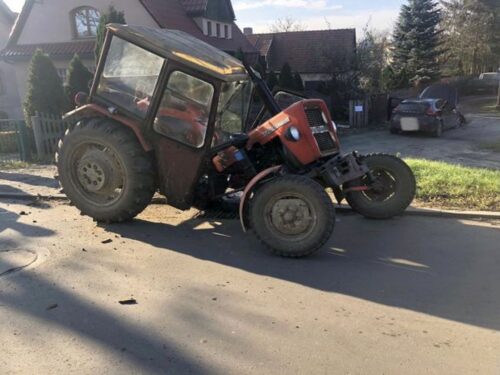 Zderzenie pojazdów było tak silne, że traktor rozpadł się na dwie części, a auto osobowe wpadło do rowu