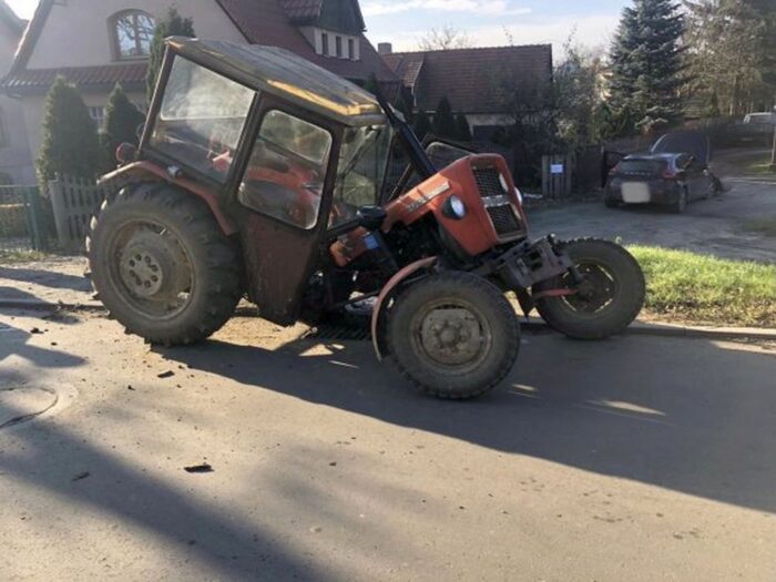 Zderzenie pojazdów było tak silne, że traktor rozpadł się na dwie części, a auto osobowe wpadło do rowu