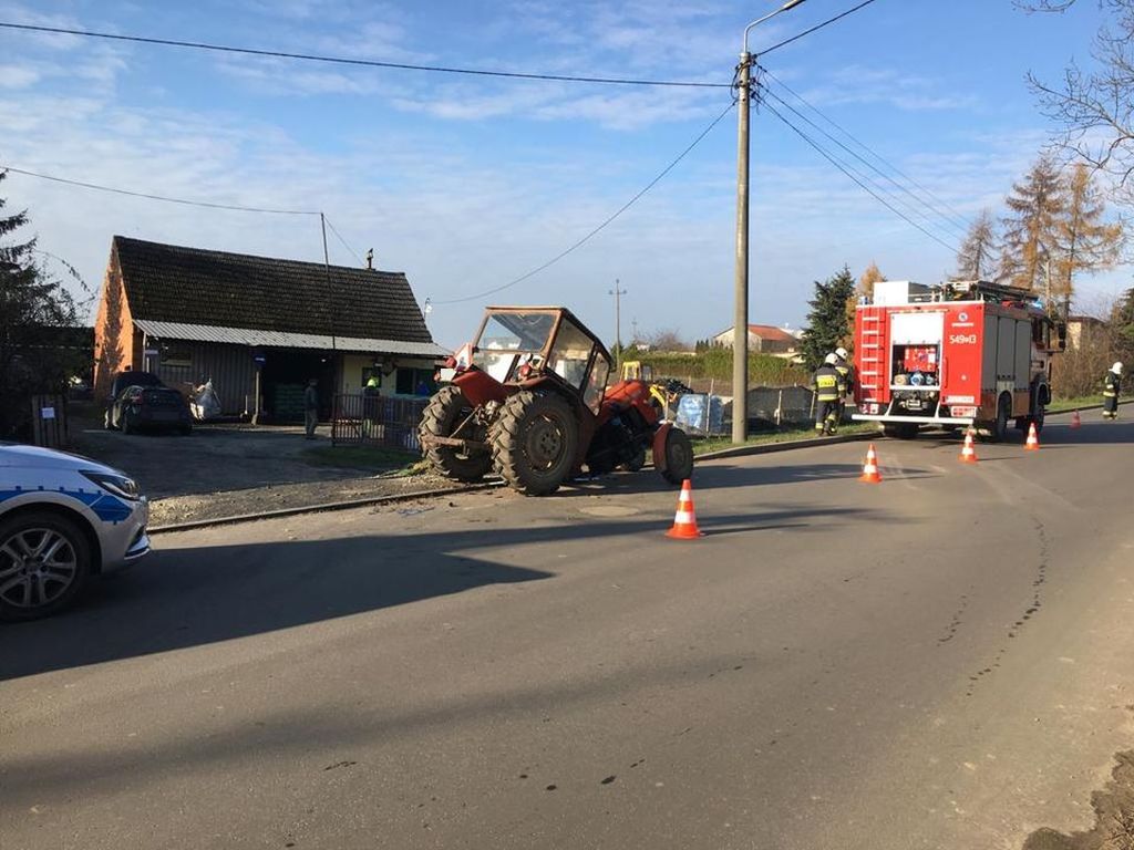 Zderzenie pojazdów było tak silne, że traktor rozpadł się na dwie części, a auto osobowe wpadło do rowu