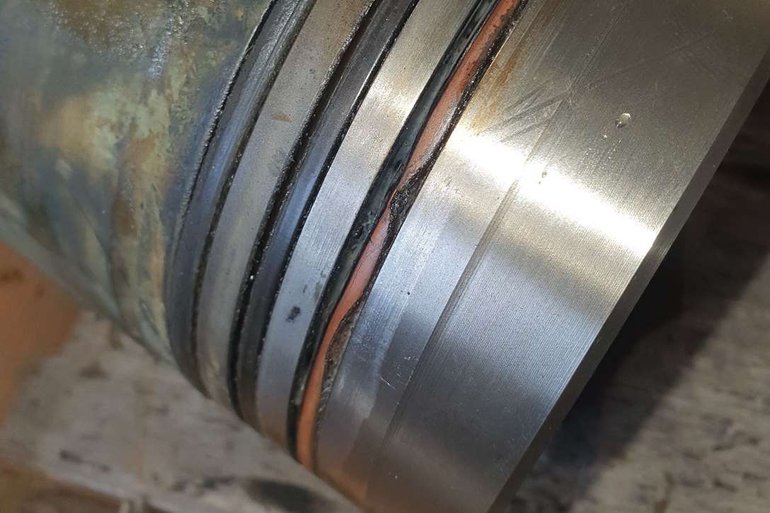 uszkodzony uszczelniacz tulei