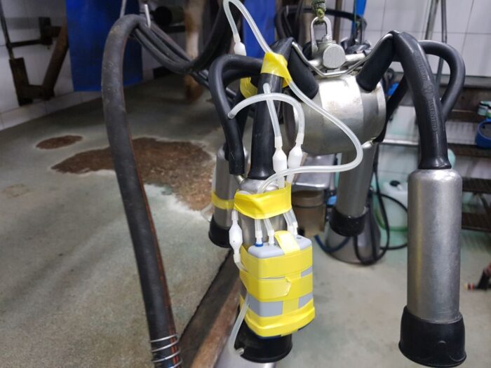 dój, podciśnienie, aparatura udojowa, kubki udojowe, gumy strzykowe, mastitis, rutyna doju, pulsatory, pustodój