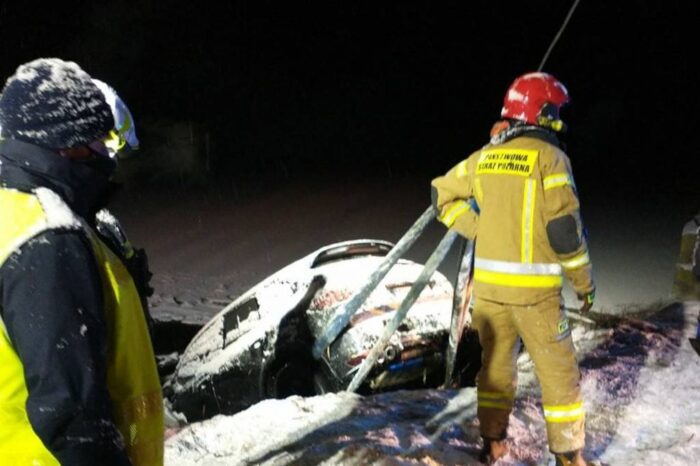 Porsche w stawie hodowlanym, seat w stawie, Lisiewice Duże, Guźnia