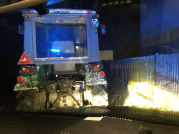 Zderzenie pojazdów było tak silne, że traktor rozpadł się na dwie części, a auto osobowe wpadło do rowu