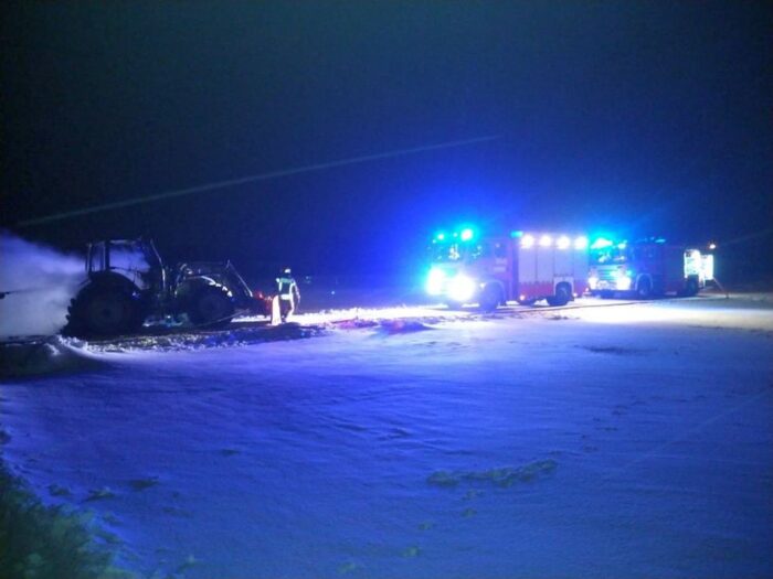 Zderzenie pojazdów było tak silne, że traktor rozpadł się na dwie części, a auto osobowe wpadło do rowu