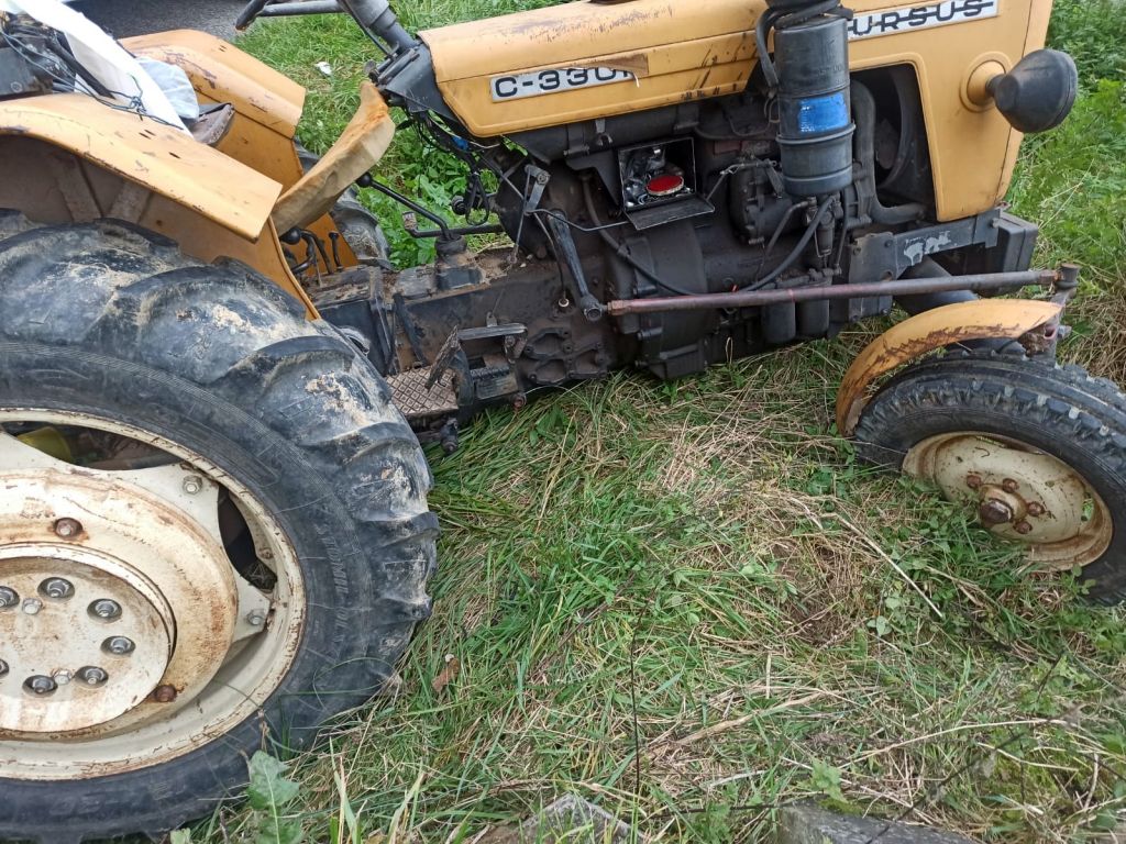 Zderzenie pojazdów było tak silne, że traktor rozpadł się na dwie części, a auto osobowe wpadło do rowu