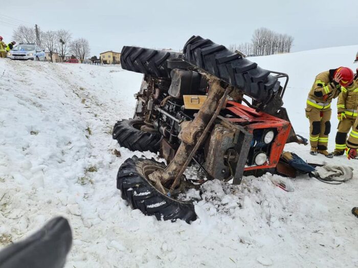 Zderzenie pojazdów było tak silne, że traktor rozpadł się na dwie części, a auto osobowe wpadło do rowu