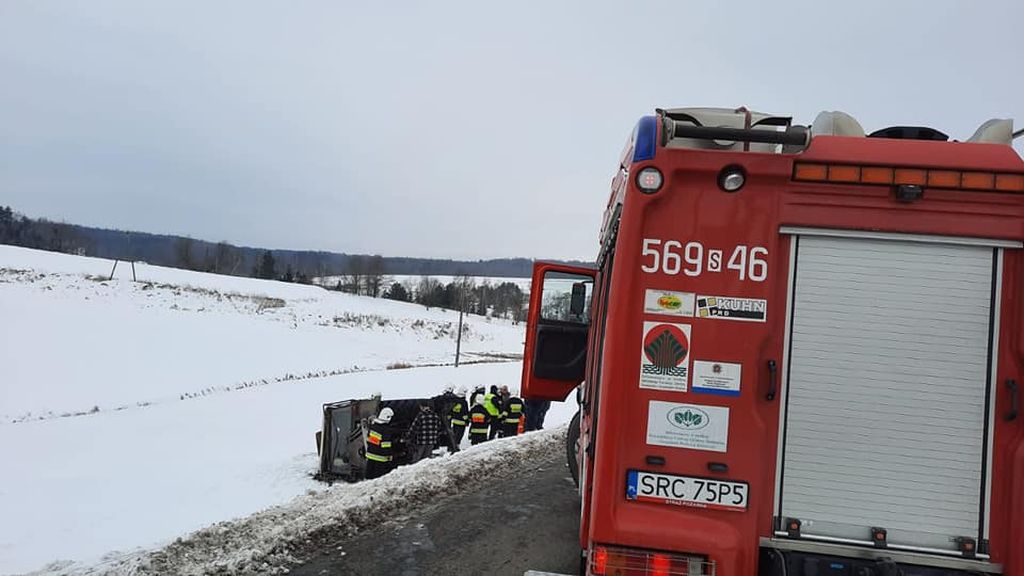 Zderzenie pojazdów było tak silne, że traktor rozpadł się na dwie części, a auto osobowe wpadło do rowu