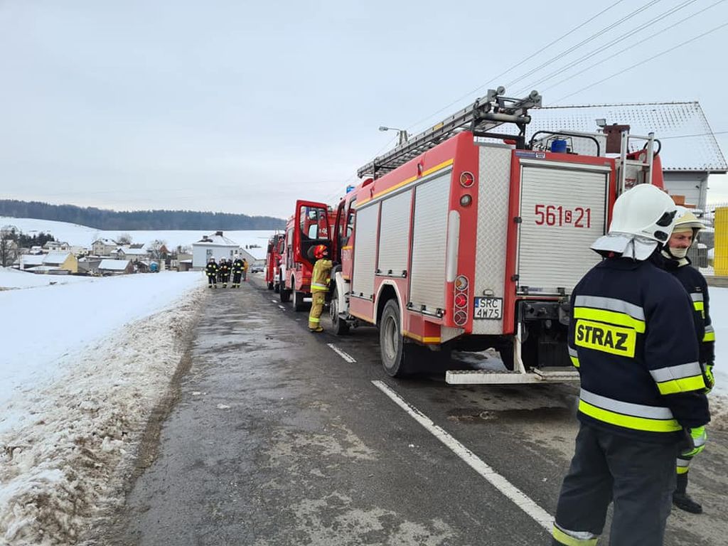 Zderzenie pojazdów było tak silne, że traktor rozpadł się na dwie części, a auto osobowe wpadło do rowu