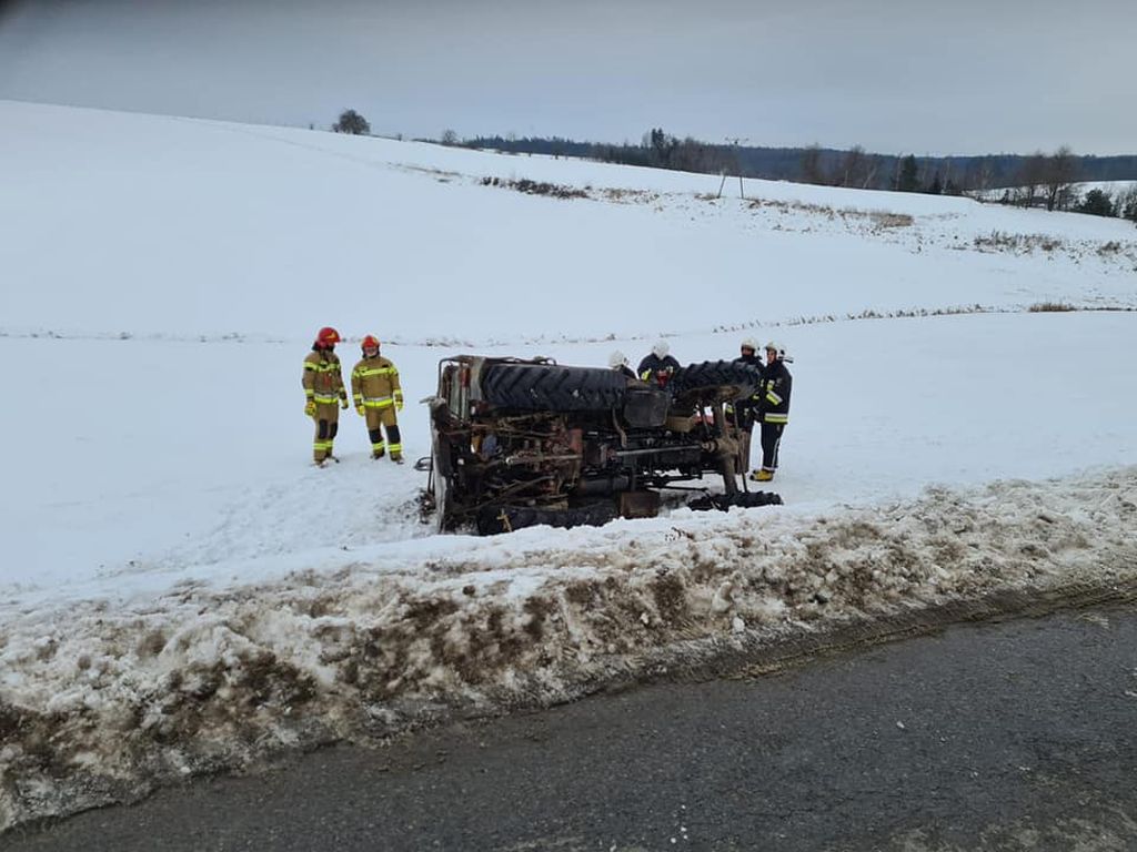 Zderzenie pojazdów było tak silne, że traktor rozpadł się na dwie części, a auto osobowe wpadło do rowu