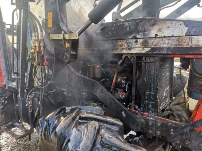 Zderzenie pojazdów było tak silne, że traktor rozpadł się na dwie części, a auto osobowe wpadło do rowu