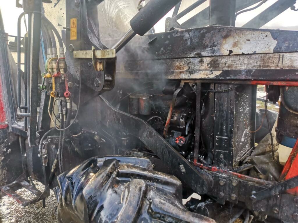 Zderzenie pojazdów było tak silne, że traktor rozpadł się na dwie części, a auto osobowe wpadło do rowu