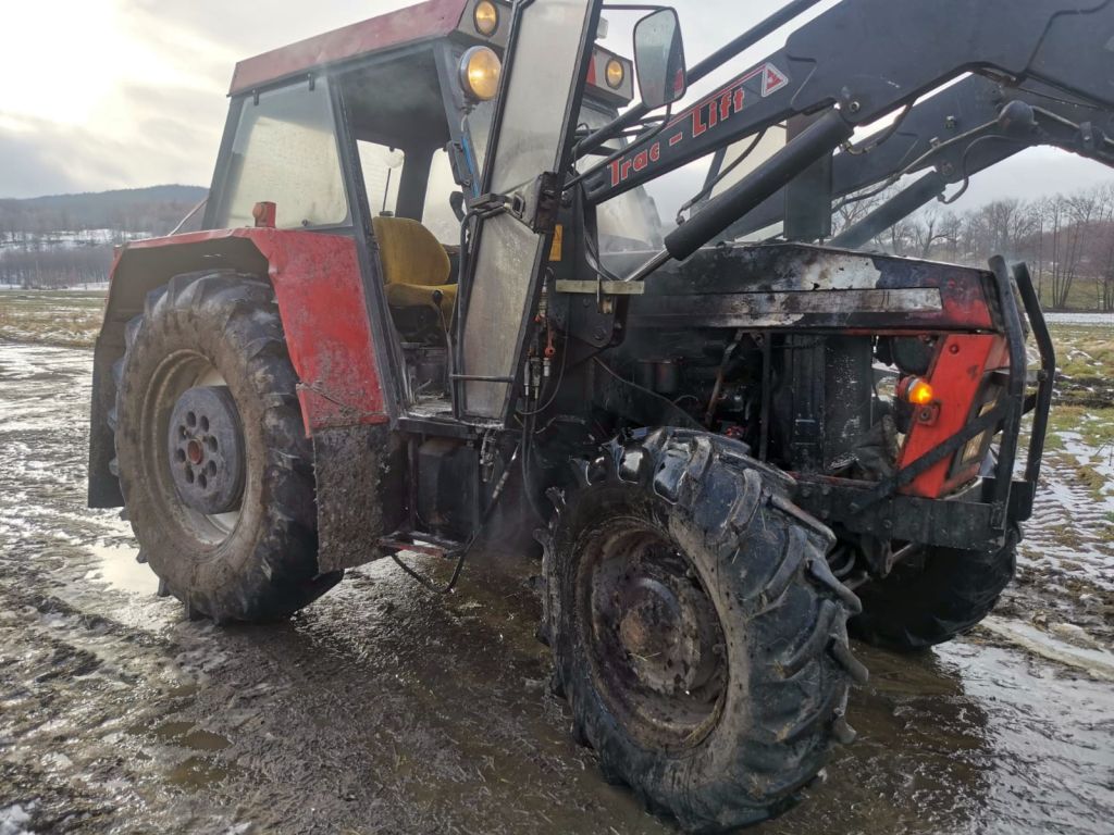 Zderzenie pojazdów było tak silne, że traktor rozpadł się na dwie części, a auto osobowe wpadło do rowu