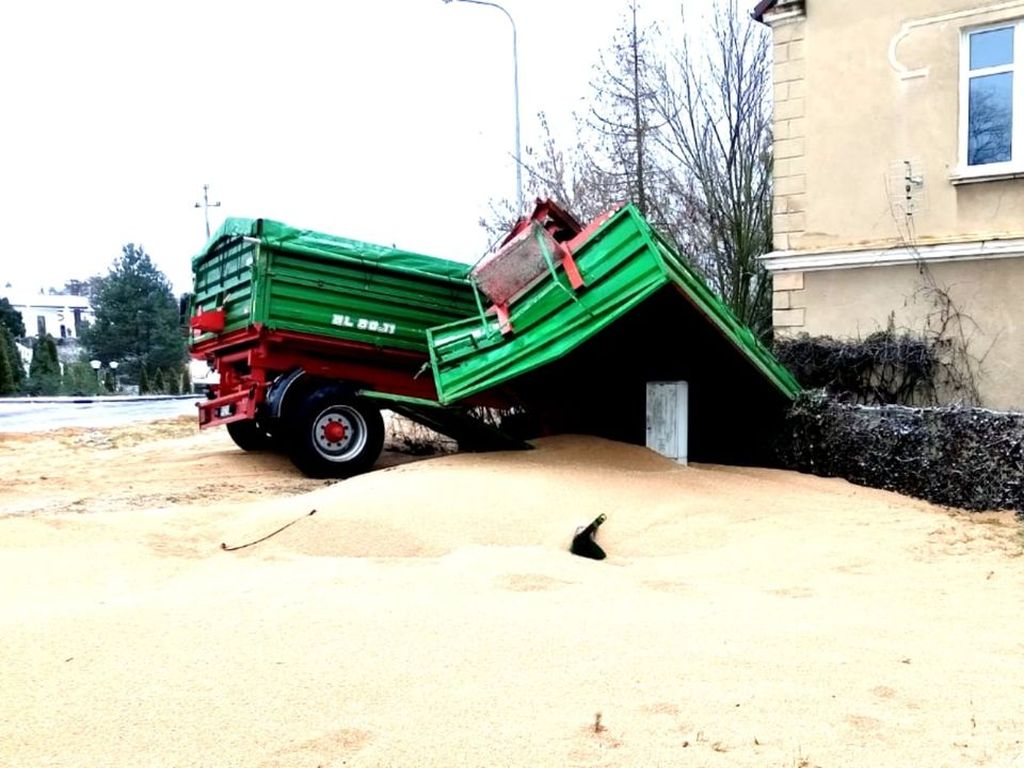 Zderzenie pojazdów było tak silne, że traktor rozpadł się na dwie części, a auto osobowe wpadło do rowu