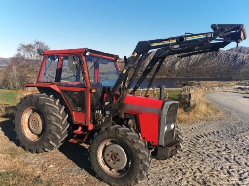 Zderzenie pojazdów było tak silne, że traktor rozpadł się na dwie części, a auto osobowe wpadło do rowu