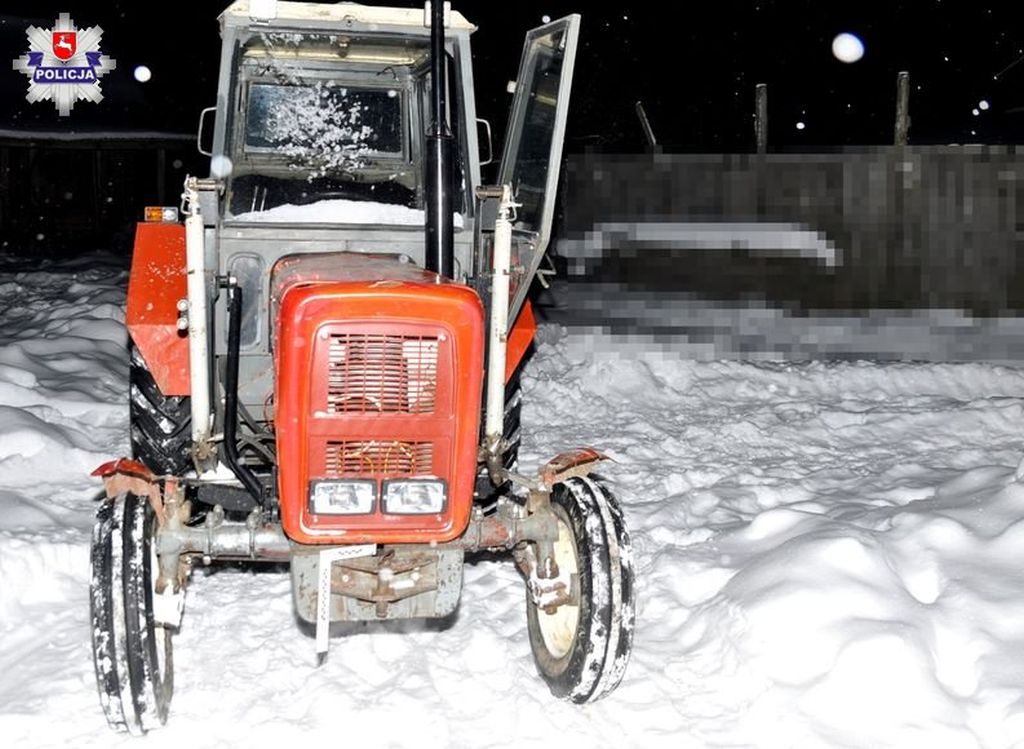Zderzenie pojazdów było tak silne, że traktor rozpadł się na dwie części, a auto osobowe wpadło do rowu