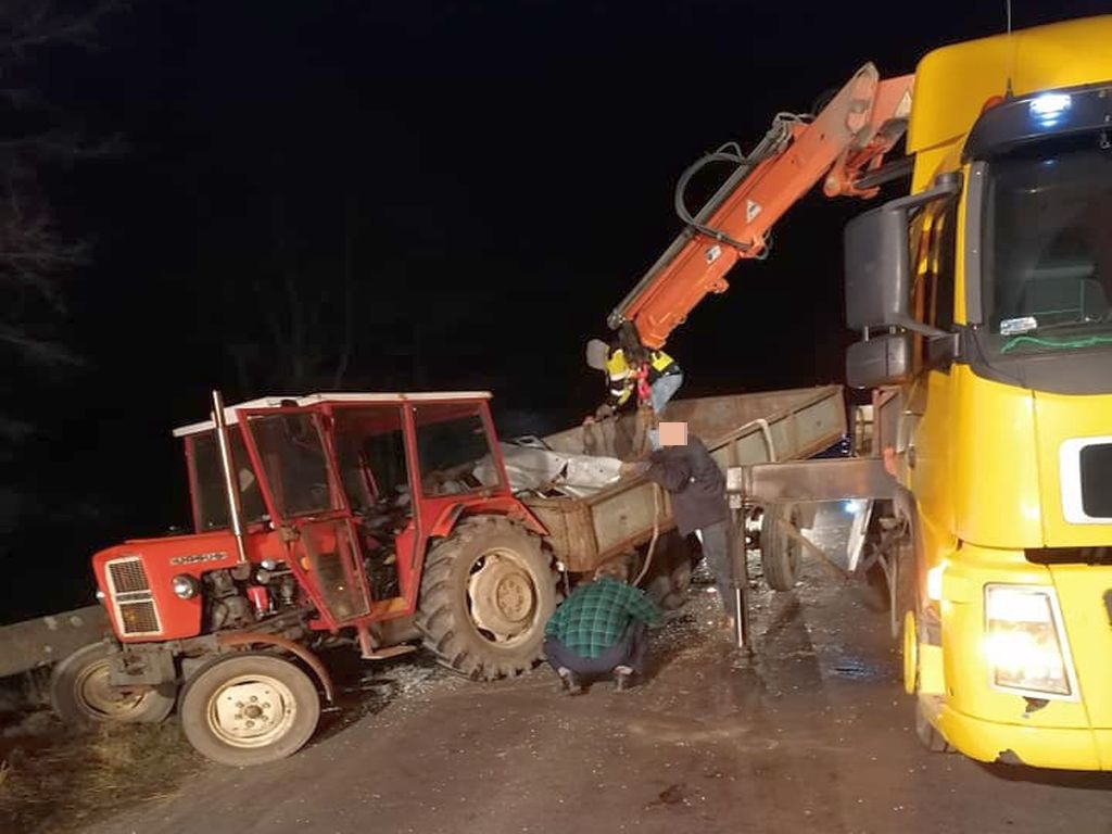 Zderzenie pojazdów było tak silne, że traktor rozpadł się na dwie części, a auto osobowe wpadło do rowu
