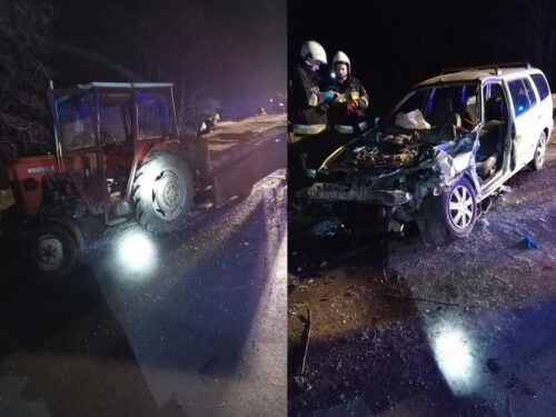 Zderzenie pojazdów było tak silne, że traktor rozpadł się na dwie części, a auto osobowe wpadło do rowu