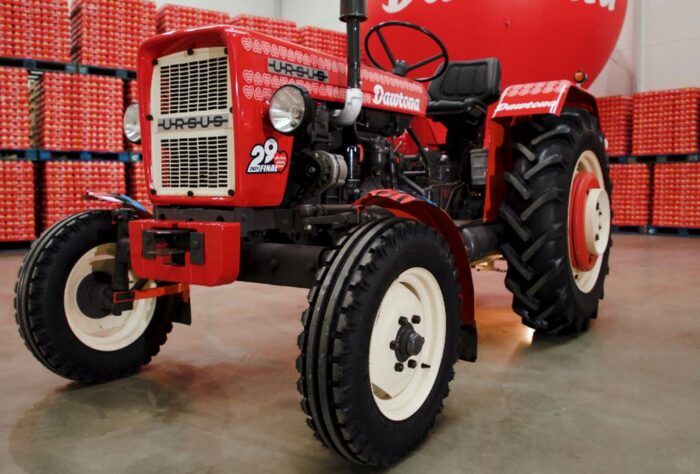 Zderzenie pojazdów było tak silne, że traktor rozpadł się na dwie części, a auto osobowe wpadło do rowu