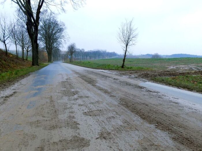 błoto na drodze, zanieczyszczone drogi, Leszek Loch, Damian Wroczyński, mandaty dla rolników