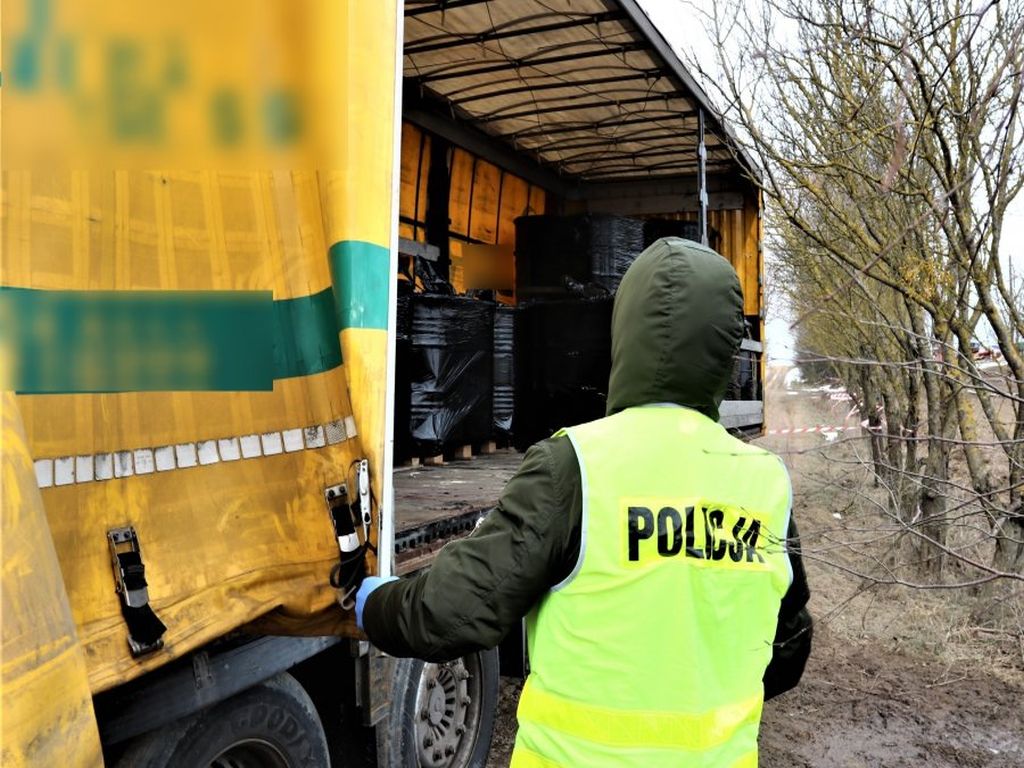 niebezpieczne odpady na polu, powiat augustowski, KPP Augustów