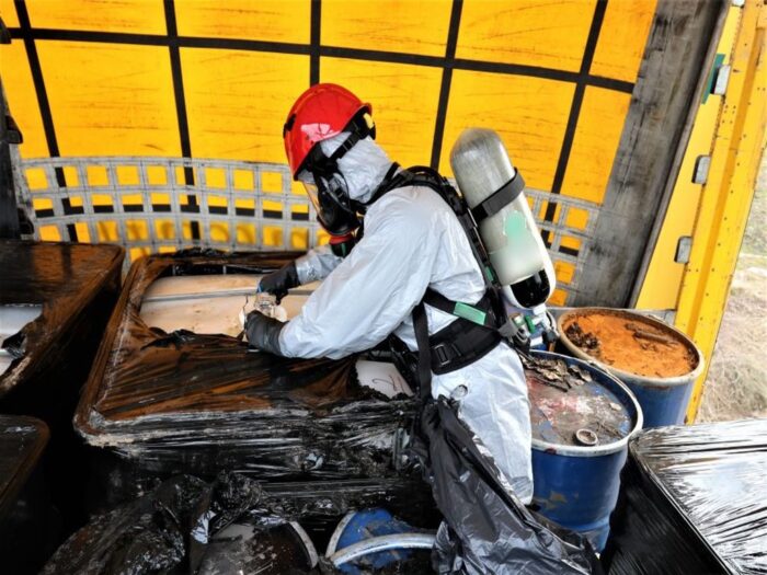 niebezpieczne odpady na polu, powiat augustowski, KPP Augustów