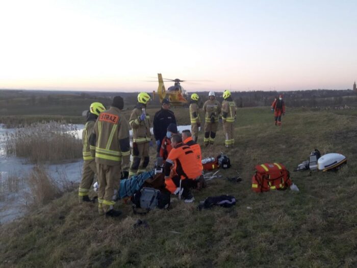 Robawy, powiat kętrzyński, lód załamał się pod dziećmi, zginął w przydomowym stawie