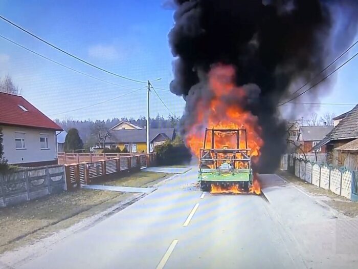 Zderzenie pojazdów było tak silne, że traktor rozpadł się na dwie części, a auto osobowe wpadło do rowu