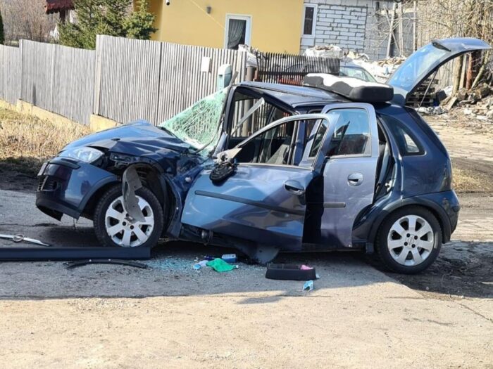 Zderzenie pojazdów było tak silne, że traktor rozpadł się na dwie części, a auto osobowe wpadło do rowu
