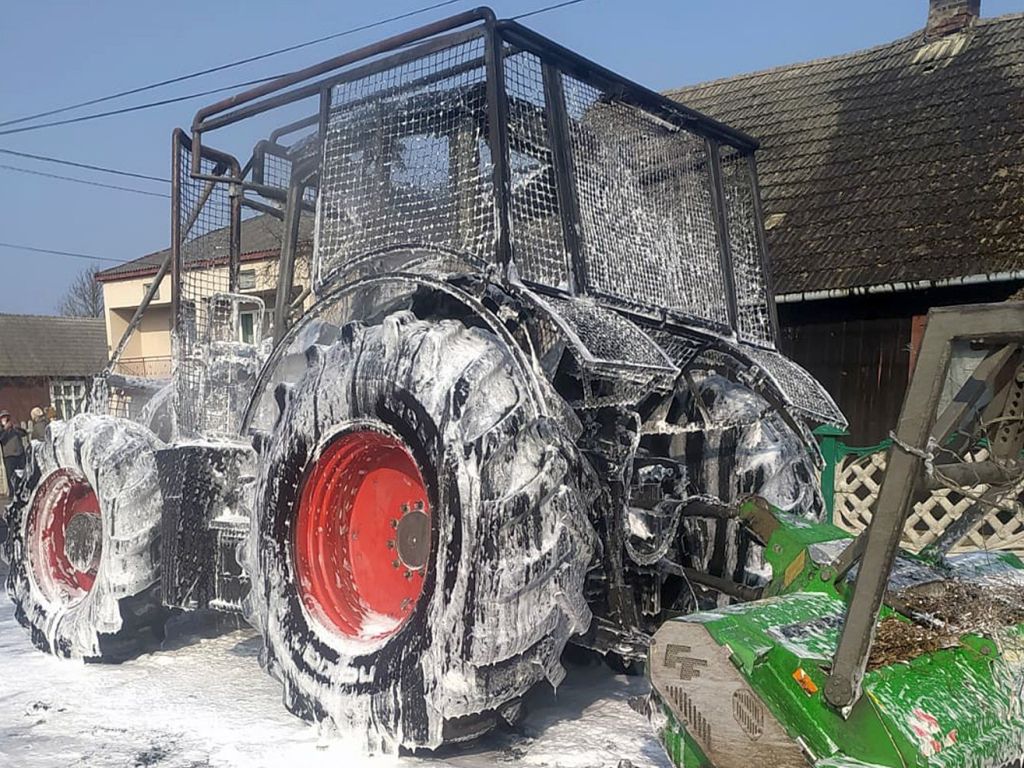 Zderzenie pojazdów było tak silne, że traktor rozpadł się na dwie części, a auto osobowe wpadło do rowu
