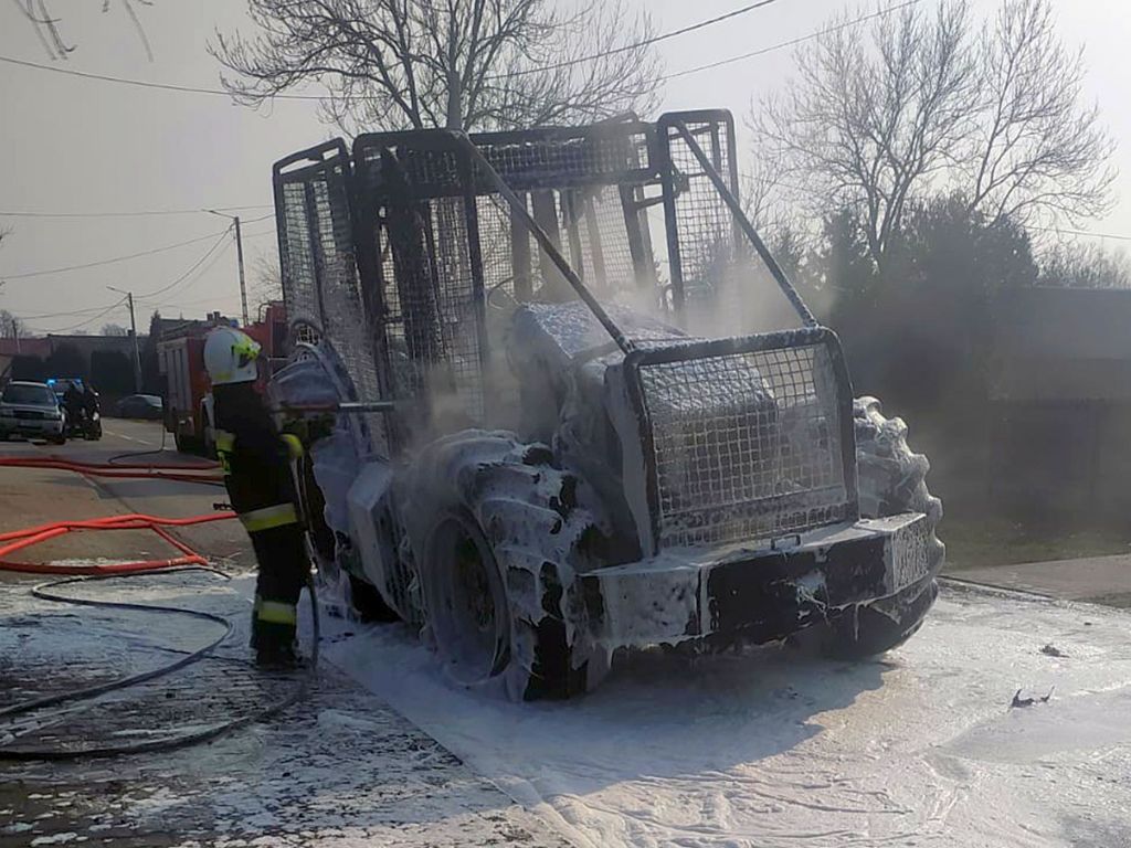 Zderzenie pojazdów było tak silne, że traktor rozpadł się na dwie części, a auto osobowe wpadło do rowu