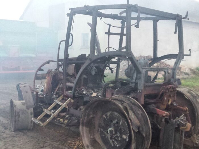 Zderzenie pojazdów było tak silne, że traktor rozpadł się na dwie części, a auto osobowe wpadło do rowu