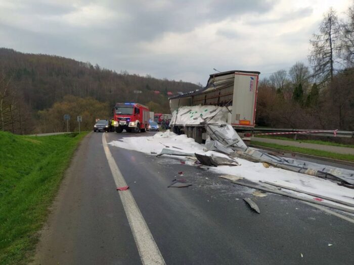 nawóz na drodze, zderzenie ciężarówek, Domaradz, powiat brzozowski