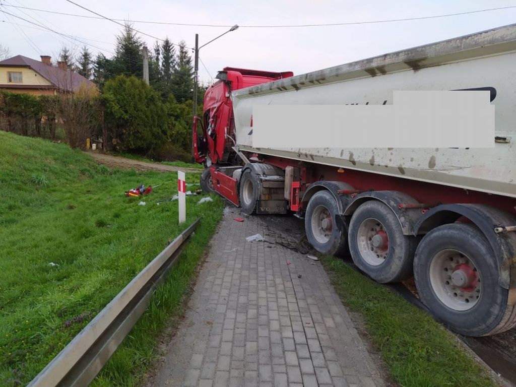nawóz na drodze, zderzenie ciężarówek, Domaradz, powiat brzozowski