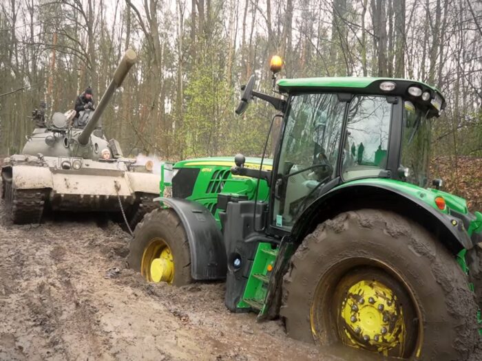 Zderzenie pojazdów było tak silne, że traktor rozpadł się na dwie części, a auto osobowe wpadło do rowu