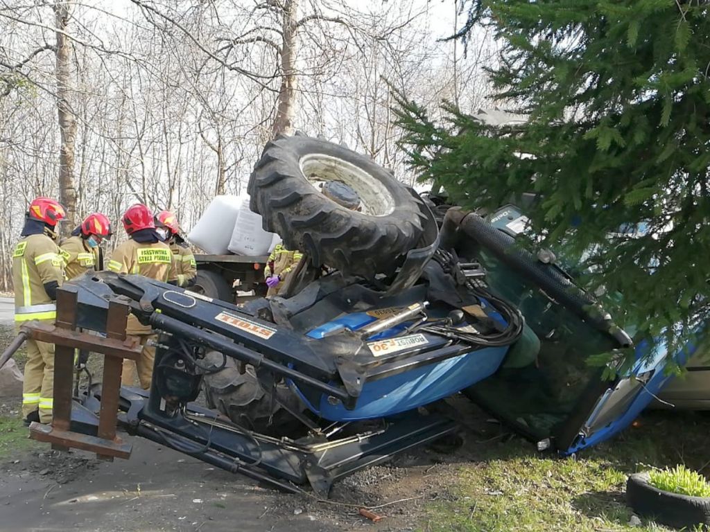 Zderzenie pojazdów było tak silne, że traktor rozpadł się na dwie części, a auto osobowe wpadło do rowu