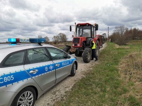 Zderzenie pojazdów było tak silne, że traktor rozpadł się na dwie części, a auto osobowe wpadło do rowu