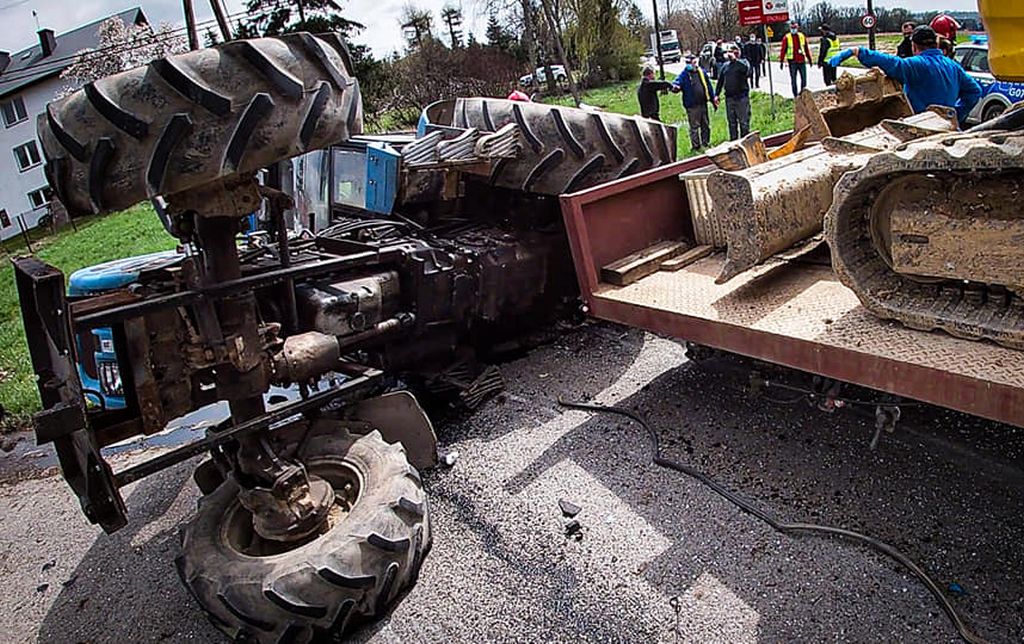 Zderzenie pojazdów było tak silne, że traktor rozpadł się na dwie części, a auto osobowe wpadło do rowu