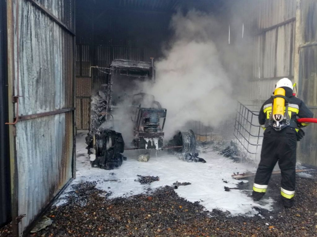 Zderzenie pojazdów było tak silne, że traktor rozpadł się na dwie części, a auto osobowe wpadło do rowu