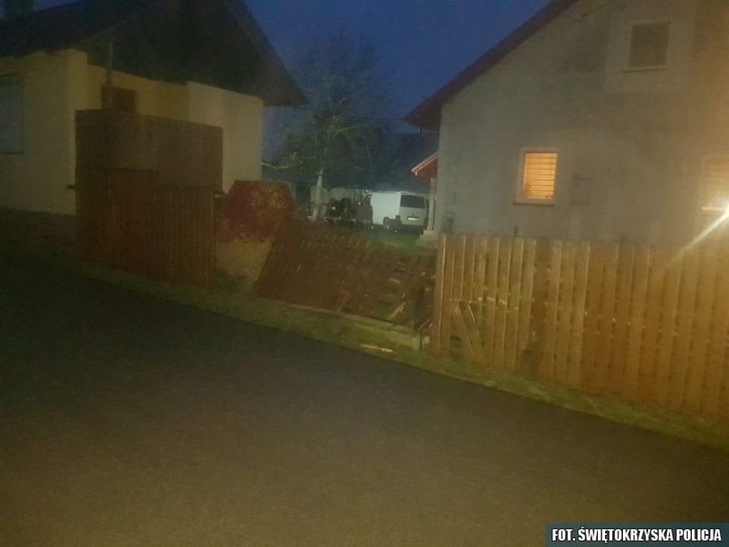 Zderzenie pojazdów było tak silne, że traktor rozpadł się na dwie części, a auto osobowe wpadło do rowu