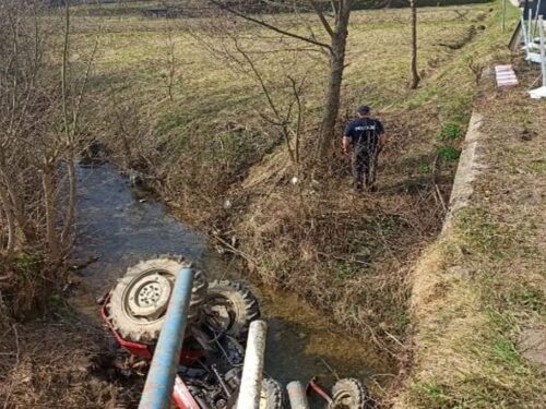 Zderzenie pojazdów było tak silne, że traktor rozpadł się na dwie części, a auto osobowe wpadło do rowu