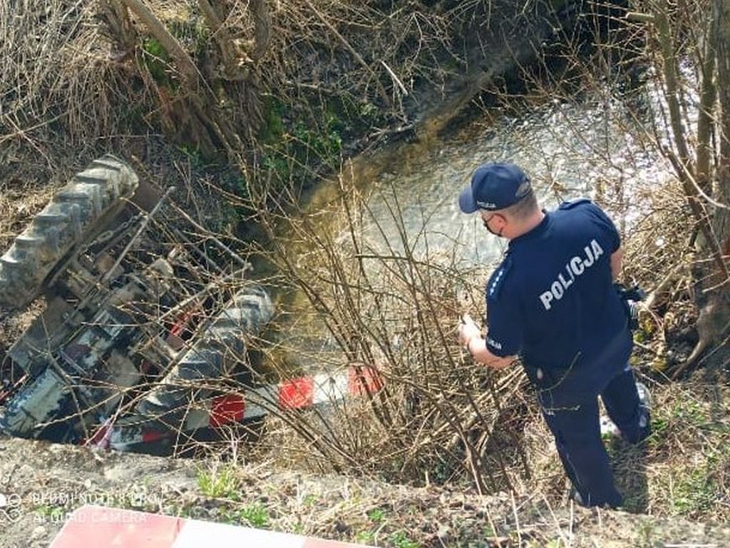 Zderzenie pojazdów było tak silne, że traktor rozpadł się na dwie części, a auto osobowe wpadło do rowu