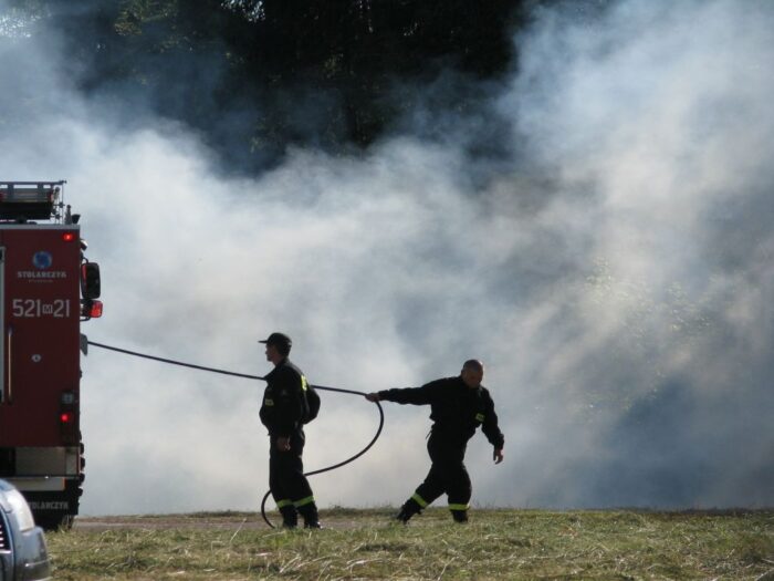wypalanie traw, pożar na łące, Zator, powiat oświęcimski