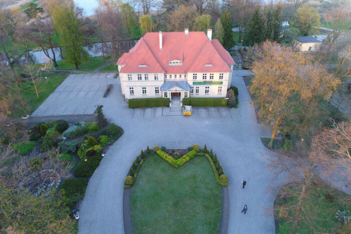 zsr w Grzybnie, pałac