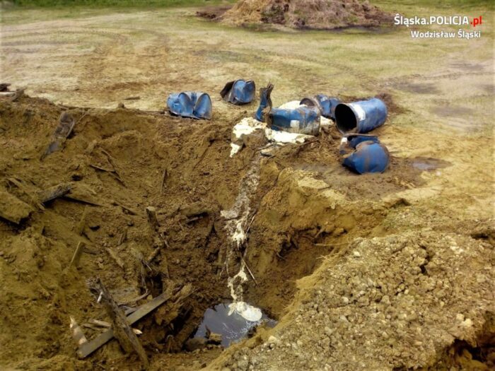 odpady na wybiegu dla koni, Park leśny w Rogowie, wodzisław śląski, substancje niebezpieczne
