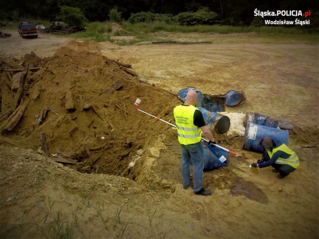 odpady na wybiegu dla koni, Park leśny w Rogowie, wodzisław śląski, substancje niebezpieczne