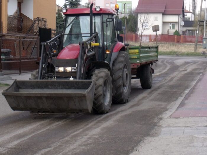Zderzenie pojazdów było tak silne, że traktor rozpadł się na dwie części, a auto osobowe wpadło do rowu