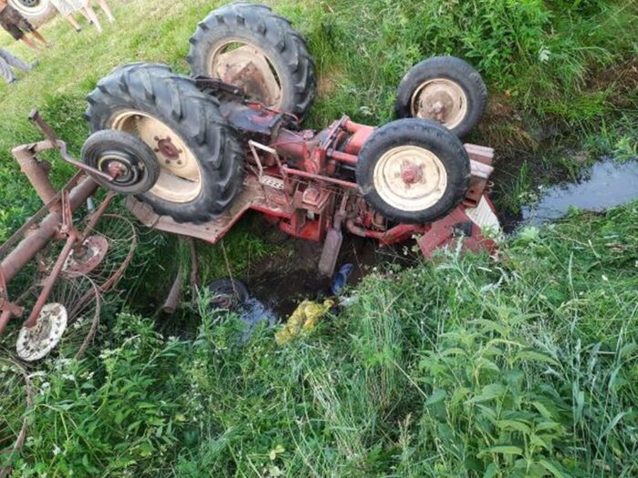 ciągnik w rzeczce, ciągnik w rowie, Chmielnik-Kolonia, Jankielówka