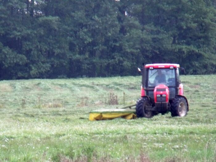 Zderzenie pojazdów było tak silne, że traktor rozpadł się na dwie części, a auto osobowe wpadło do rowu