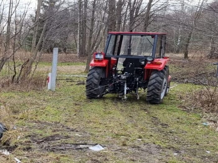 Zderzenie pojazdów było tak silne, że traktor rozpadł się na dwie części, a auto osobowe wpadło do rowu